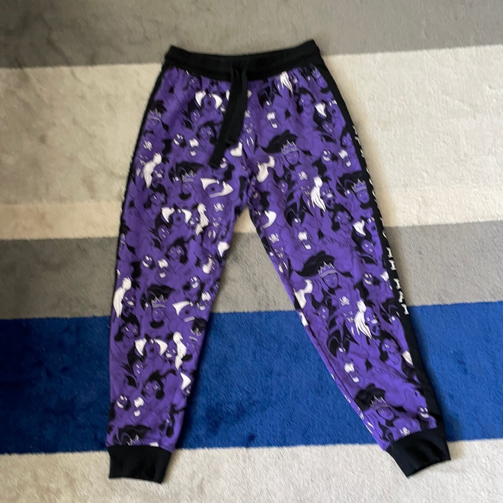 DISNEY “villains” lounge pants size M